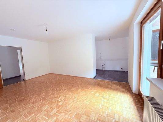 Küchenbereich im Anschluss an Wohn-Esszimmer