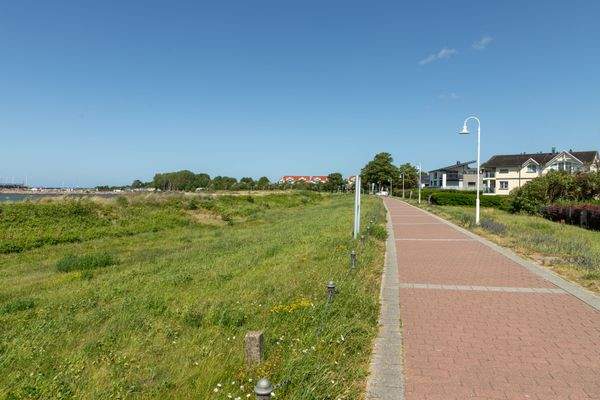 Meeresrauschen entlang der Glower Strandpromenade