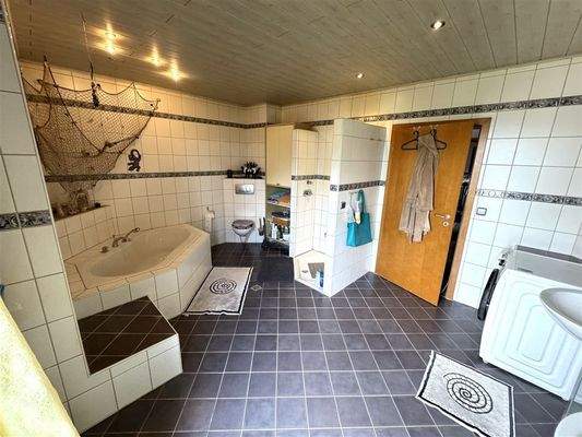 Bad mit Badewanne, Dusche, Fenster und WC 