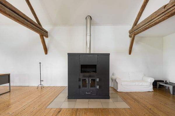 Holzofen in der Tenne