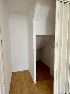 Schmaler Abstellraum