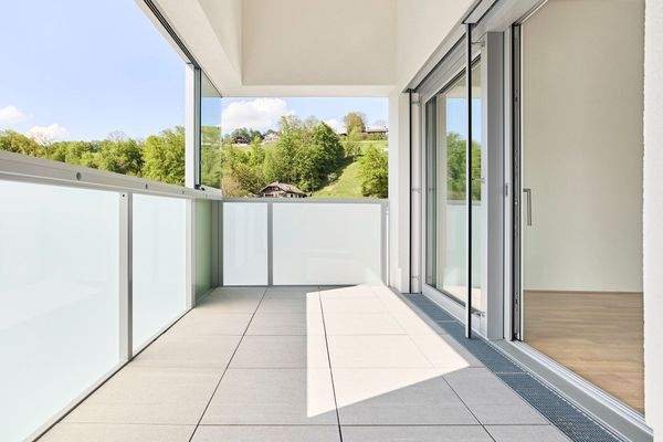 Überdachter Westbalkon mit Aufbewahrungsbox und Glas-Schiebeelementen