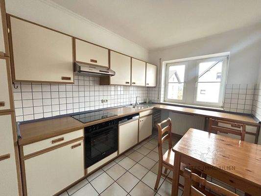 Küche mit Essgelegenheit