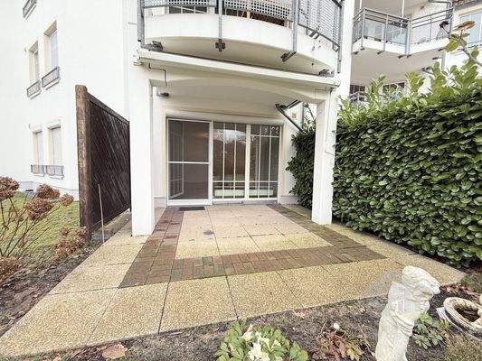 Teilüberdachte Terrasse mit Markise