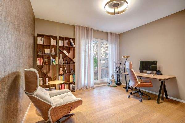 Arbeitszimmer mit Korktapete