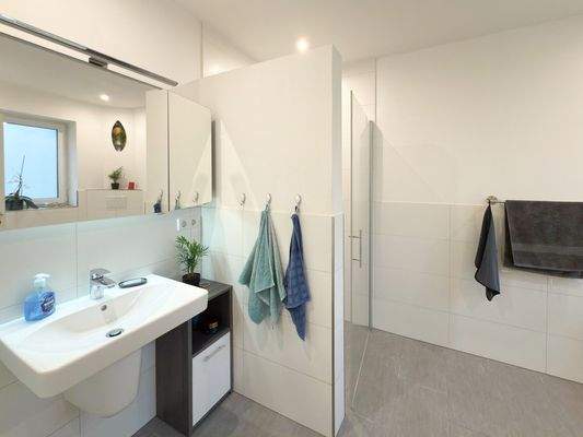 10. Badzimmer 2. Wohnhälfte.jpg