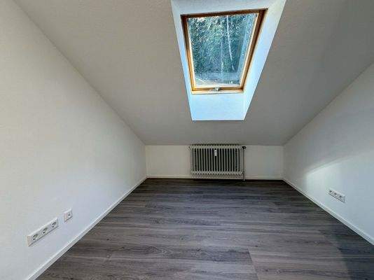 Schlafzimmer 1: Heller Raum für Bett Arbeitsplatz oder ein ruhiges Gästezimmer