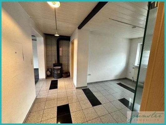 Eingangsbereich OG mit Kamin + Büroecke