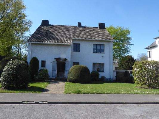 Frontansicht des Hauses von der Straße aus 