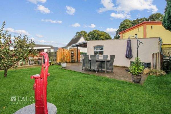 Rückansicht mit Terrasse