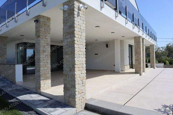 Teilüberdachte Panoramaterrasse