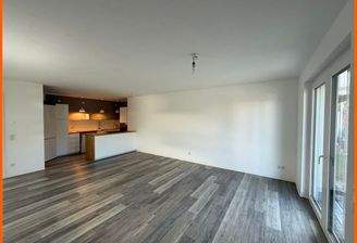 Wohnzimmer mit offener Küche