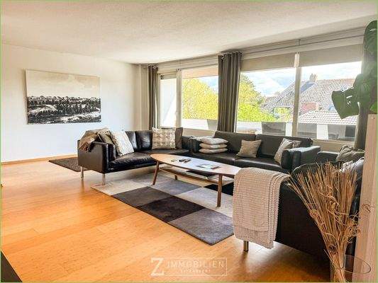 Wohnbereich mit Zugang zum Balkon 