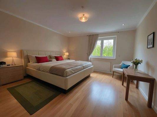 Lichtdurchflutetes Schlafzimmer mit Panoramafenster und elegantem Raumkonzept