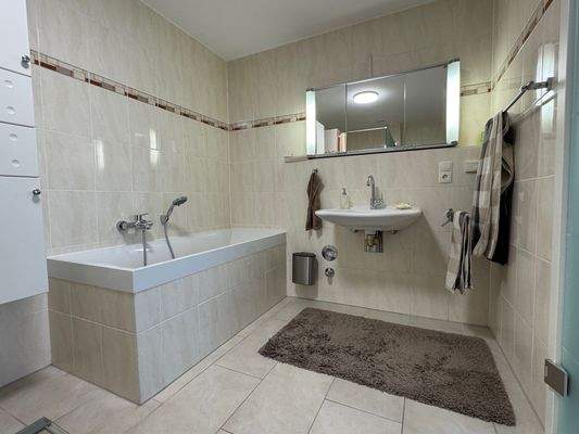...mit Badewanne