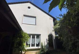 Westansicht mit überdachter Terrasse