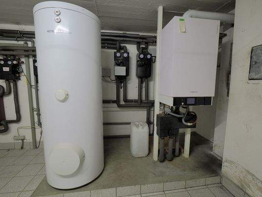 Gasbrennwerttherme mit Warmwasserspeicher und Solarthermie-Anlage