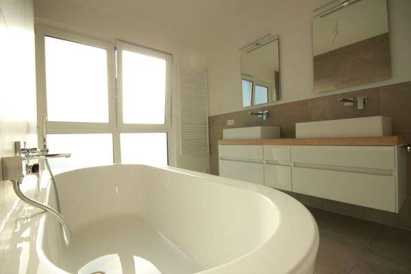 Tageslichtbad mit Badewanne.JPG