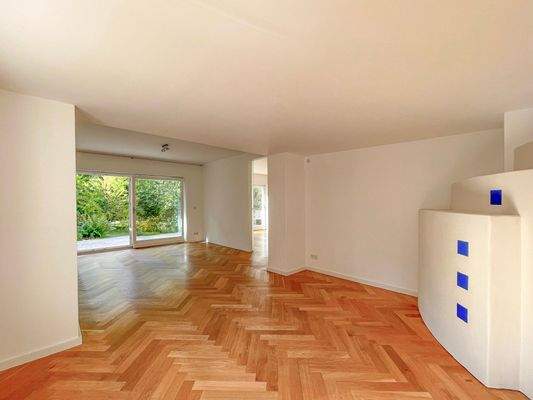 Der große Wohnraum ist durch bodentiefe Schiebetüren besonders einladend