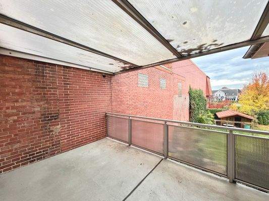 Balkon mit Ziegelfassade