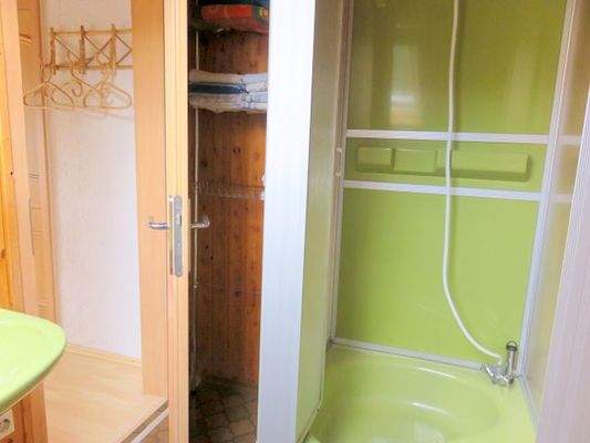 ein drittes Bad mit Dusche im DG