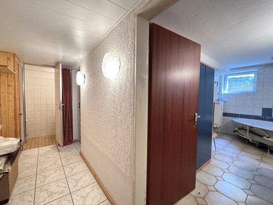 Links hinten: Urinal mit Waschbecken