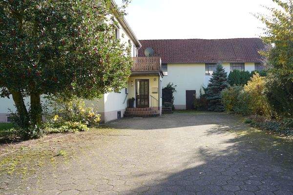 breit angelegte Zufahrt