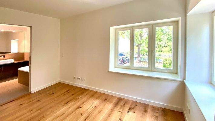 Schlafzimmer mit Blick ins Masterbad