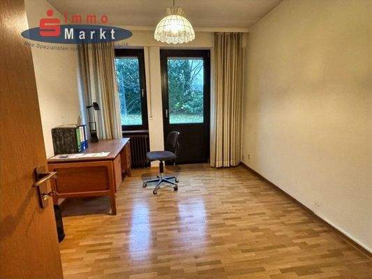 Kinderzimmer mit Ausgang zur Terrasse