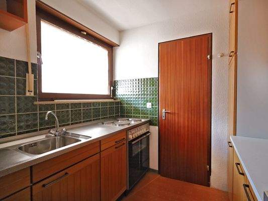 Praktische Einbauküche mit Fenster und viel Stauraum