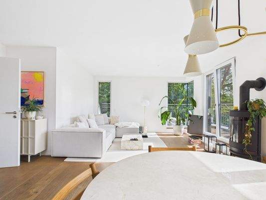 Großzügiger Wohn-/ Essbereich mit Terrassenzugang