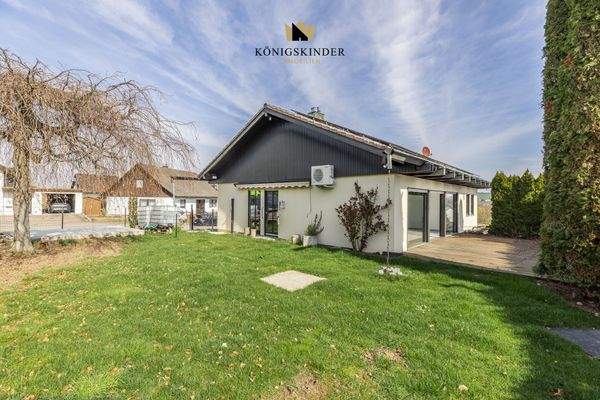 Großer Garten mit viel Grün