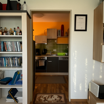 Blick durch die WohnungstÅr zur KÅche