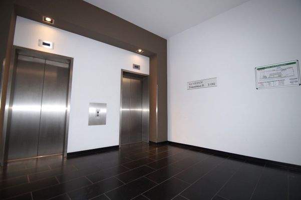 Fahrstuhl im Treppenhaus