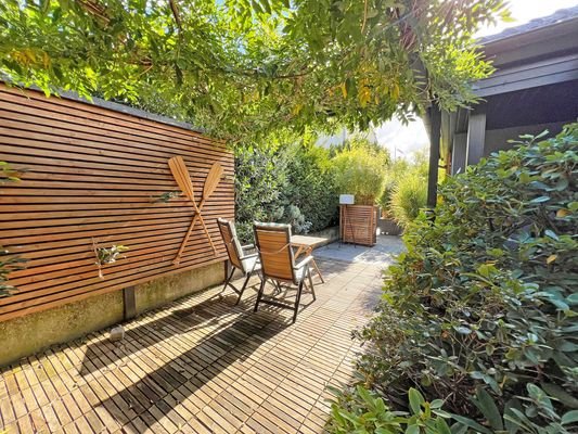 Pergola vor der Garage mit Sitzgelegenheit