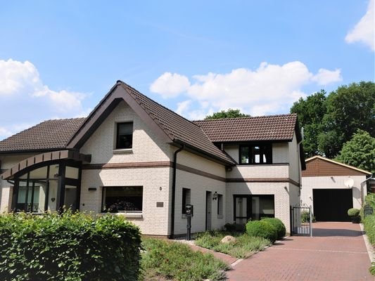 Außenansicht mit Auffahrt