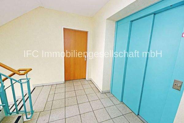 Treppenhaus im 1.OG mit Wohungseingangstür