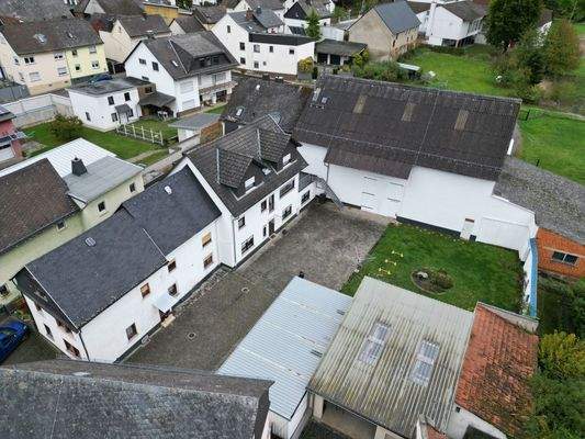 Wohnhaus mit großer Scheune und ehemaligem Stall