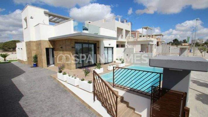 Excellent Villas with a Private Garden and Swimming Pool in Orihuela