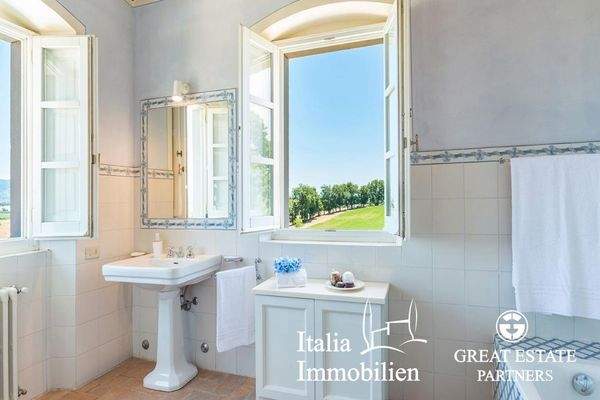 Schöne helle Villa in herrlicher Lage mit Türmchen, Pool, Weinberg und Olivenhain