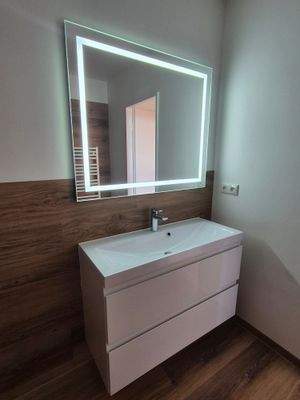 Bad und G-WC mit modenen Möbeln