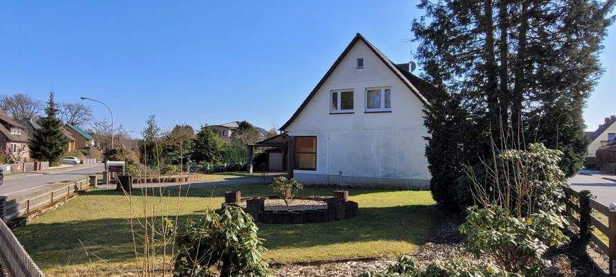 Außenansicht mit Vorgarten