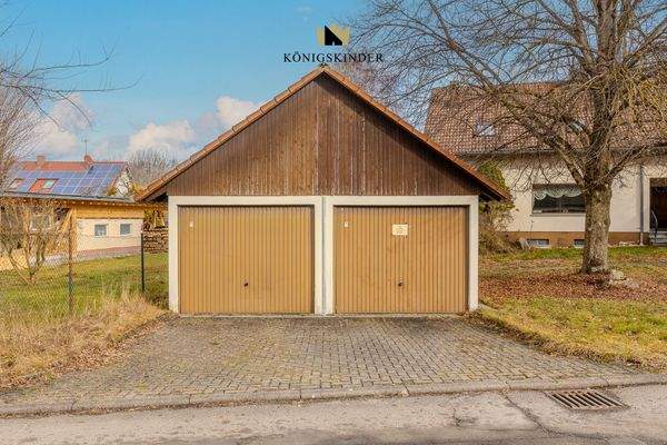 ...sowie zwei Garagen...