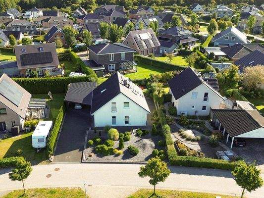 Zeitgemäßes Einfamilienhaus mit Carport 