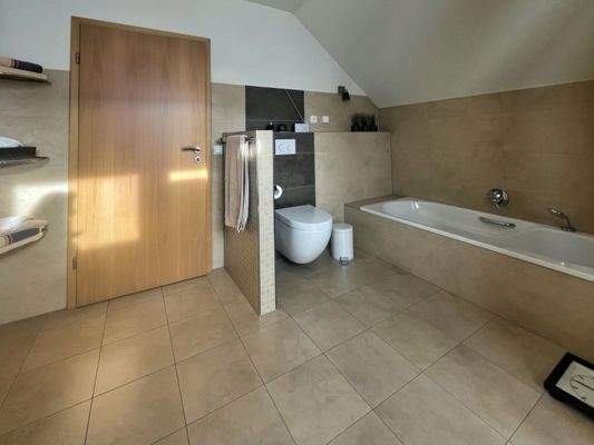 Badewanne mit bequemen tiefen Einstieg