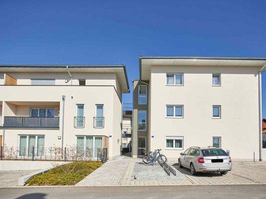 Außenansicht mit Stellplätzen