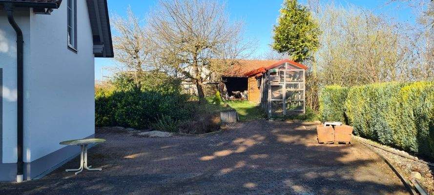 West-Garten mit Nebengebäude