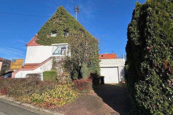 Seitenansicht mit Garage