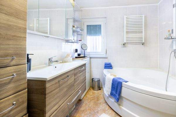 Zeitloses Tageslichtbad mit Eckwanne