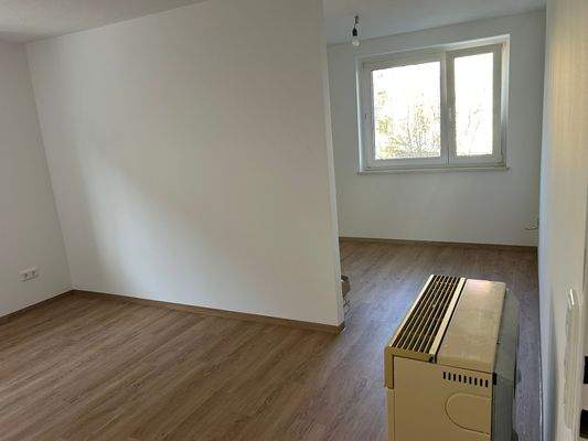 Bereich Wohnzimmer mit Blick in Schlafbereich